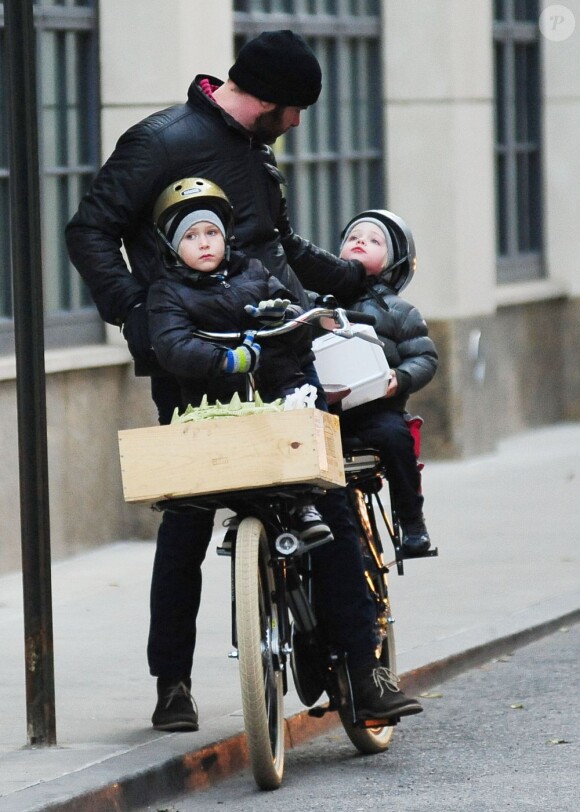 Liev Schreiber ramène ses adorables fils Alexander et Samuel de leur école à New York le 29 novembre 2012.