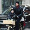 Liev Schreiber ramène ses fils Alexander et Samuel de leur école à New York le 29 novembre 2012.