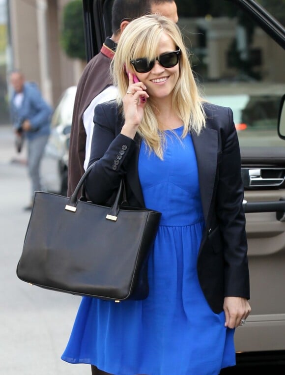 Reese Witherspoon reprend le chemin des studios avec un rendez-vous à Beverly Hills le 28 novembre 2012, où elle apparaît radieuse. Elle a récemment Nick Hornby d'adapter le roman Wild où elle devrait tenir le rôle principal.