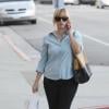 Reese Witherspoon, au téléphone dans une séance shopping à Los Angeles, le 20 novembre 2012.