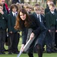 Catherine, duchesse de Cambridge de retour à l'école élémentaire privée St Andrew, où elle fut scolarisée de 1986 à 1995, le 30 novembre 2012