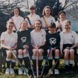Kate Middleton avec l'équipe de hockey de l'école St Andrew (photo de l'album de 1995, sa dernière année, à 13 ans), où elle fut scolarisée de 1986 à 1995. Elle est restée dans les annales comme une grande championne, douée pour tous les sports !