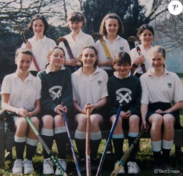 Kate Middleton avec l'équipe de hockey de l'école St Andrew (photo de l'album de 1995, sa dernière année, à 13 ans), où elle fut scolarisée de 1986 à 1995. Elle est restée dans les annales comme une grande championne, douée pour tous les sports !