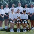 Kate Middleton avec l'équipe de  rounders  de l'école St Andrew (photo de l'album de 1995, sa dernière année, à 13 ans), où elle fut scolarisée de 1986 à 1995. Elle est restée dans les annales comme une grande championne, douée pour tous les sports !