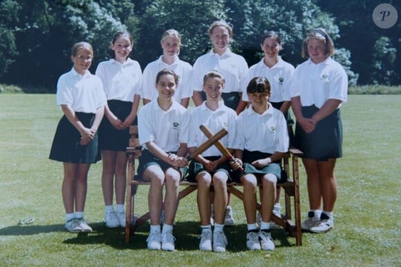 Kate Middleton avec l'équipe de rounders de l'école St Andrew (photo de l'album de 1995, sa dernière année, à 13 ans), où elle fut scolarisée de 1986 à 1995. Elle est restée dans les annales comme une grande championne, douée pour tous les sports !