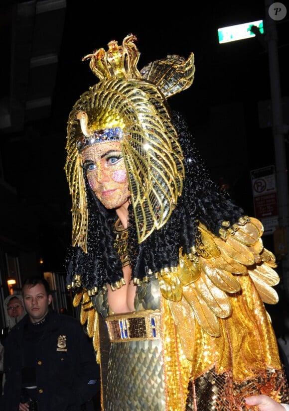 La superbe Heidi Klum déguisée en Cléopâtre lors de sa soirée post-Halloween (elle avait reporté sa fête d'Halloween à cause de l'ouragan Sandy). A New York, le 1er décembre 2012