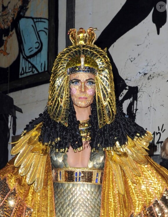Le mannequin Heidi Klum déguisée en Cléopâtre lors de sa soirée post-Halloween (elle avait reporté sa fête d'Halloween à cause de l'ouragan Sandy). A New York, le 1er décembre 2012