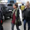 Jessica Alba arrive à l'aéropot de Los Angeles le 1er  décembre 2012 avec sa belle-soeur et sa fille Honor. La belle s'envole pour Londres