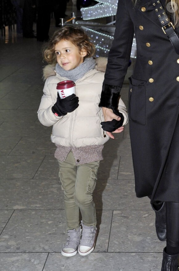 L'adorable Honor fait tout comme sa maman ! La fillette de 4 ans arrive à Londres le 2 décembre 2012 avec sa tasse de chocolat chaud !