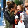Jessica Alba ne peut s'empecher d'embrasser sa fille Heaven lors d'une sortie à Los Angeles le 1 décembre 2012