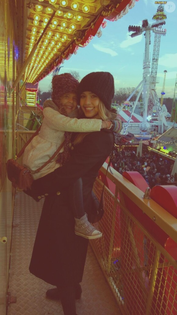 Jessica Alba a posté cette photo sur sa page Twitter. Elle et sa fille sont à Londres, au parc d'attraction de Noël, Winter Wonderland