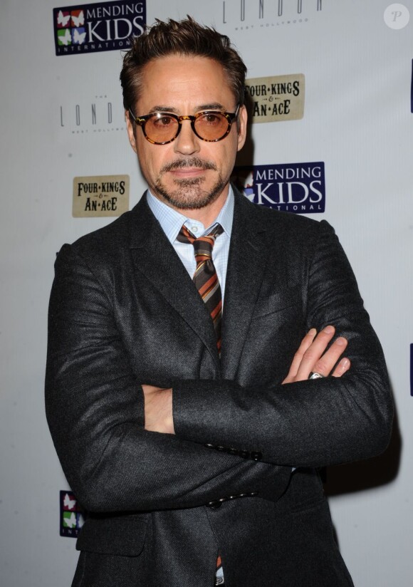 Robert Downey Jr. bras croisés pendant la soirée de charité Mending Kids International où était organisé un tournoi de poker entre stars, à Los Angeles, le 1er décembre 2012.