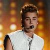 Justin Bieber tout de blanc vêtu lors du défilé Victoria's Secret à New York City, le 7 novembre 2012.