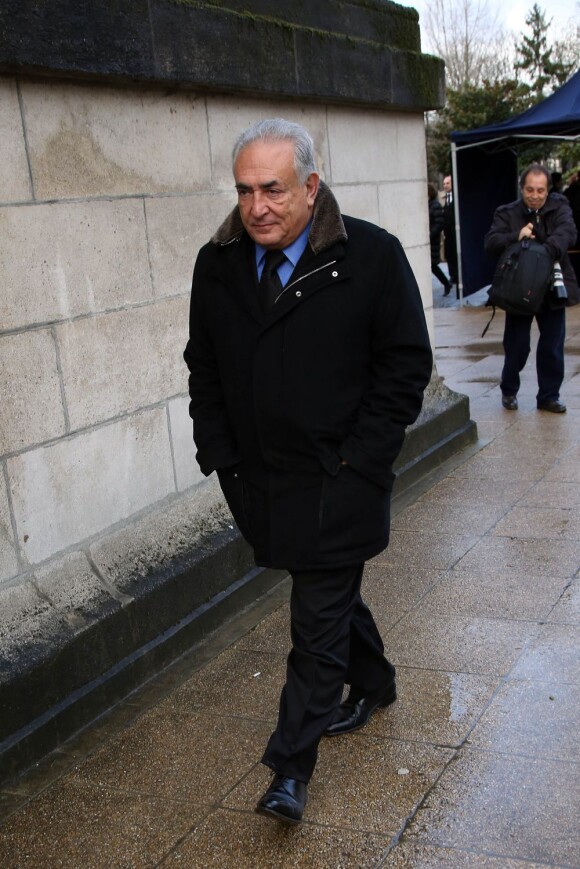 Dominique Strauss Kahn assiste aux obseques de Erik Izraelewicz, ancien directeur du journal Le Monde, au Pere Lachaise a Paris. Le 4 decembre 2012  Dominique Strauss Kahn attends Erik Izraelewicz's funeral, the old director of newspaper Le Monde, at Pere Lachaise in Paris04/12/2012 - PARIS