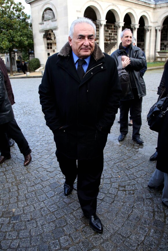 Dominique Strauss Kahn assiste aux obseques de Erik Izraelewicz, ancien directeur du journal Le Monde, au Pere Lachaise a Paris. Le 4 decembre 2012  Dominique Strauss Kahn attends Erik Izraelewicz's funeral, the old director of newspaper Le Monde, at Pere Lachaise in Paris04/12/2012 - PARIS
