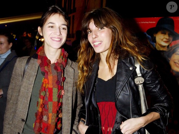Lou Doillon et Charlotte Gainsbourg à Paris le 25 novembre 2003.