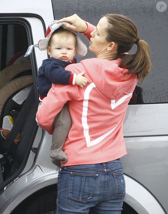 Jennifer Garner va déjeuner avec Seraphina, le petit Samuel et sa belle-mère à Brentwood, le 3 décembre 2012 - Elle prend soin de Samuel pour qu'il n'est pas froid