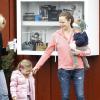 Jennifer Garner va déjeuner avec Seraphina, le petit Samuel et sa belle-mère à Brentwood, le 3 décembre 2012