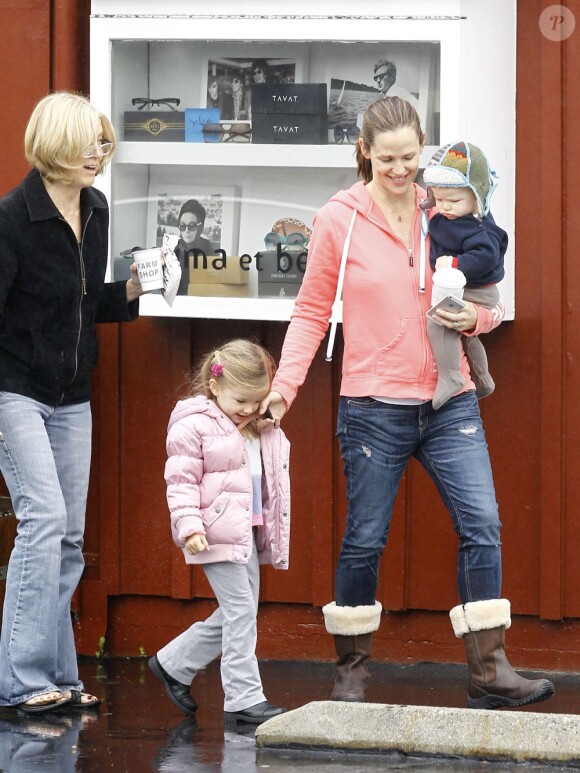 Jennifer Garner sort de déjeuner avec Seraphina, le petit Samuel et sa belle-mère à Brentwood, le 3 décembre 2012