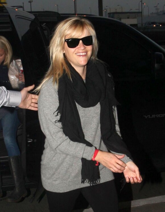 Reese Witherspoon arrive à l'aéroport de Los Angeles, le 4 decembre 2012.