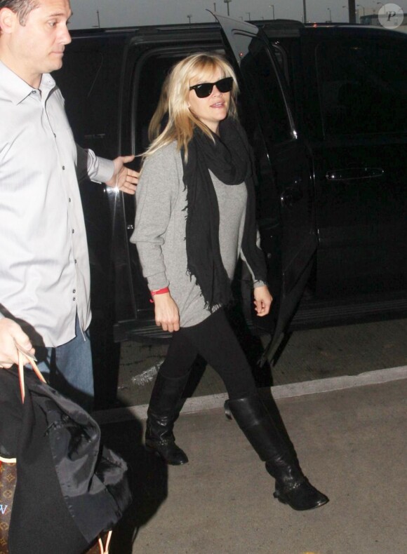 L'actrice américaine Reese Witherspoon arrive à l'aéroport de Los Angeles, le 4 decembre 2012.