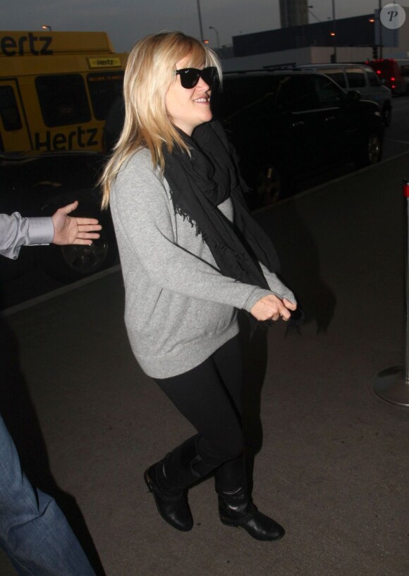 Reese Witherspoon arrive à l'aéroport de Los Angeles, le 4 decembre 2012.