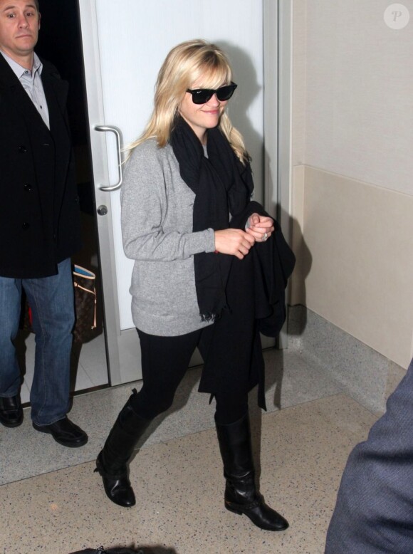 La comédienne Reese Witherspoon arrive à l'aéroport de Los Angeles, le 4 decembre 2012.