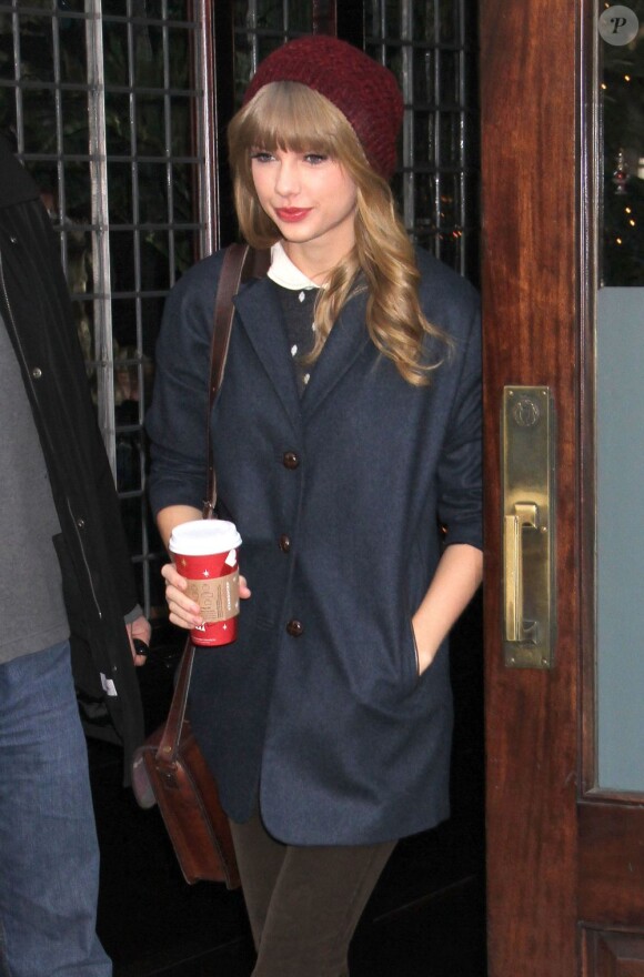 Harry Styles et Taylor Swift sortent de l'hôtel de la chanteuse à New York le 4 décembre 2012.