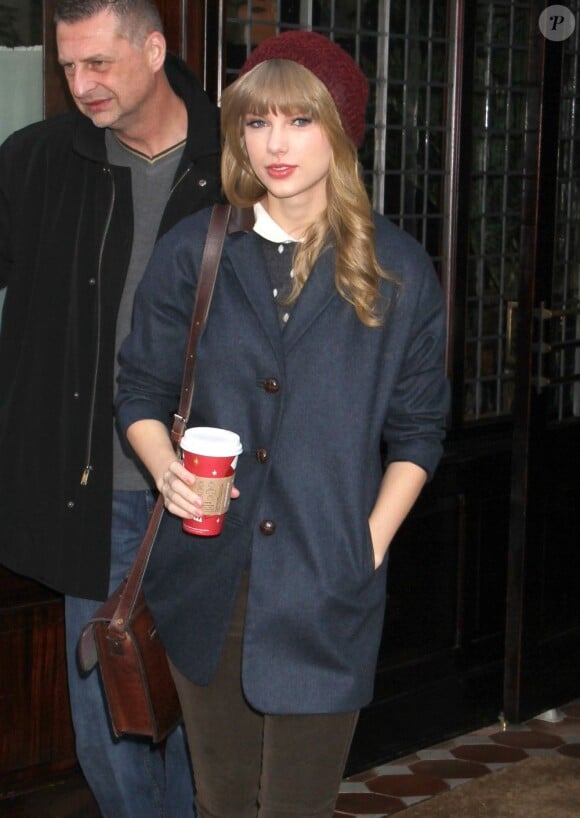 Harry Styles et Taylor Swift sortent de l'hôtel de la jeune chanteuse à New York le 4 décembre 2012.