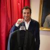 Bernard Montiel donne une veste de smoking Thierry Mugler. Les stars donnent un objet personnel pour la vente aux enchères de Vestiaire Collective dont les bénéfices seront reversés au 26e Téléthon qui se déroulera les 7 et 8 décembre 2012 à Paris.