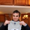 Alexandre Jardin donne un Tee-shirt Gap. Les stars donnent un objet personnel pour la vente aux enchères de Vestiaire Collective dont les bénéfices seront reversés au 26e Téléthon qui se déroulera les 7 et 8 décembre 2012 à Paris.