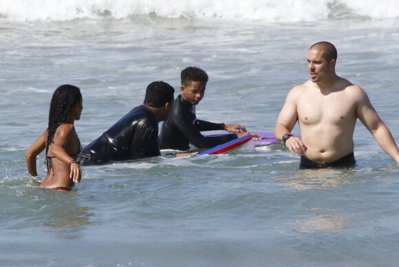 Jada Pinkett dans l'eau avec ses enfants qui font du surf à Hawaï. Photo prise le 25 novembre 2012.