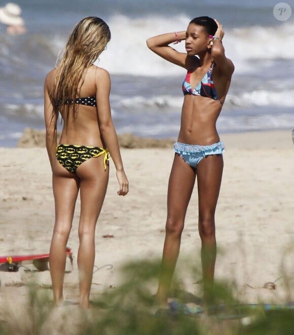 Willow Smith discute avec une amie. Elle passe ses vacances avec sa mère et son frère à Hawaï. Photo prise le 25 novembre 2012.