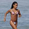 Jada Pinkett Smith est sublime en maillot de bain. Elle a passé ses vacances avec ses enfants Jaden et Willow à Hawaï. Photo prise le 25 novembre 2012.
