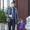 Le beau Ben Affleck et sa fille Seraphina dans les rues de Brentwood, le 5 décembre 2012