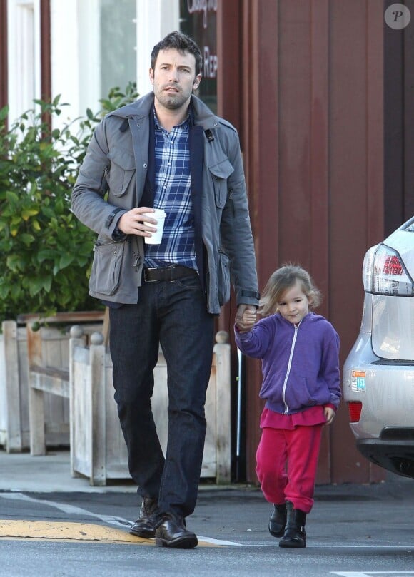 Le beau Ben Affleck et sa fille Seraphina dans les rues de Brentwood, le 5 décembre 2012