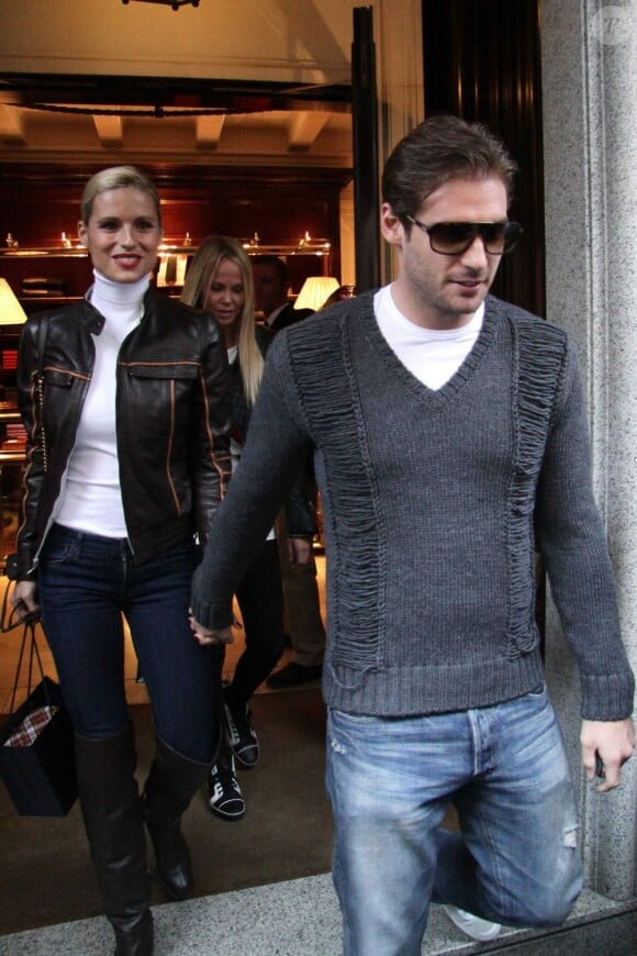 Michelle Hunziker et son compagnon Tomaso Trussardi en plein shopping à Milan, le 20 octobre 2012.