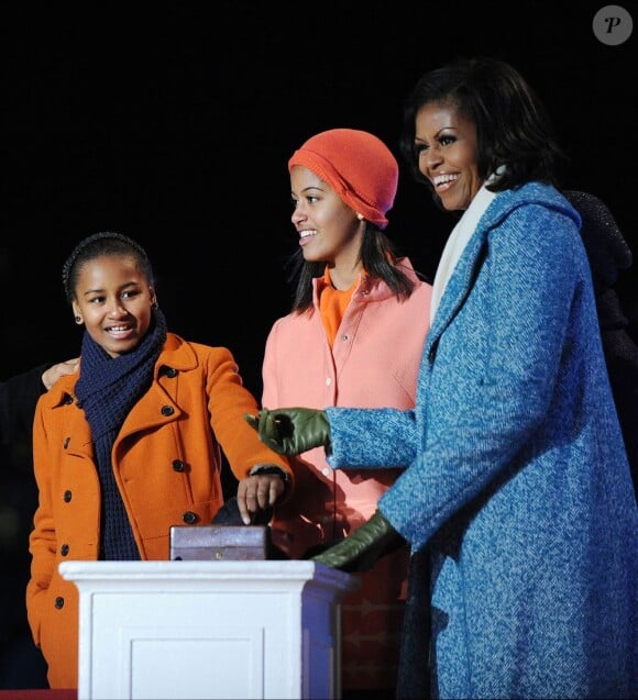 Michelle Obama et ses adorables filles Malia et Sasha allument l'arbre de Noël au parc Ellipse non loin de la Maison Blanche à Washington. Le 6 décembre 2012.
