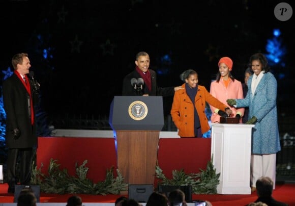 Barack Obama, Michelle Obama et leurs deux filles à la 90e cérémonie d'illumination du sapin de Noël national le 6 décembre 2012 à Washington.