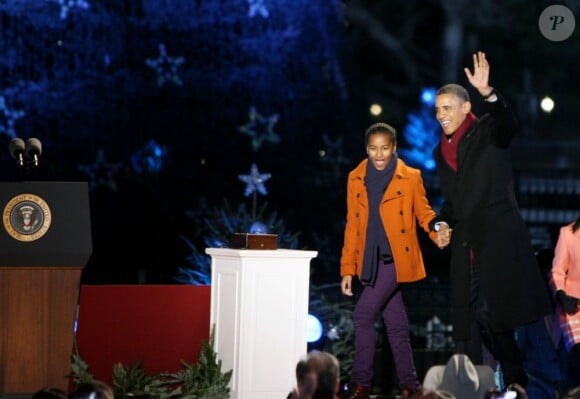 Barack Obama et sa fille à la 90e cérémonie d'illumination du sapin de Noël national le 6 décembre 2012 à Washington.