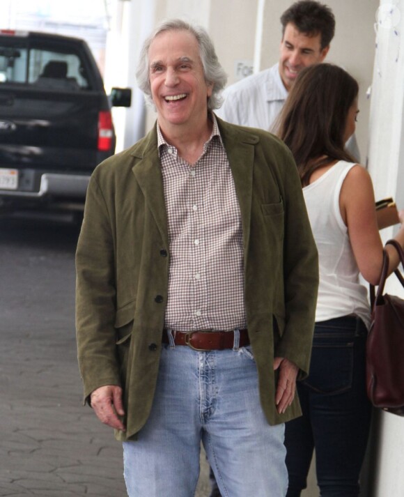 Henry Winkler, l'interprète de Fonzie dans la série culte Happy Days, quitte un restaurant de Beverly Hills le 5 décembre 2012.