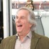 Henry Winkler, célèbre Fonzie de la serie culte Happy Days, quitte un restaurant de Beverly Hills le 5 décembre 2012.