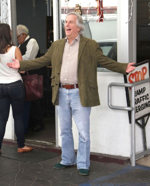 Henry Winkler, célèbre Fonzie de la serie culte Happy Days, quitte un restaurant de Beverly Hills le 5 décembre 2012.
