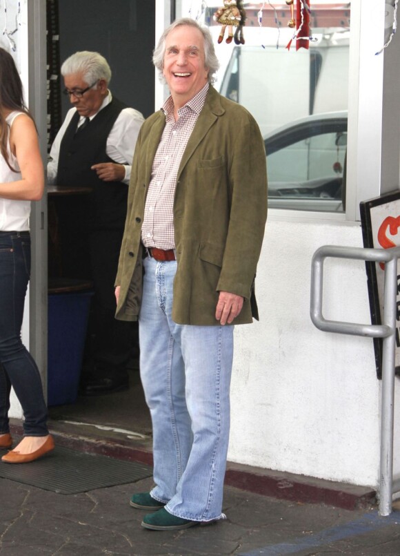 Henry Winkler, l'inoubliable interprète de Fonzie dans la série culte Happy Days, quitte un restaurant de Beverly Hills le 5 décembre 2012.