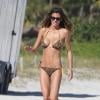 Le mannequin paraguayen, Claudia Galanti sexy en tout petit bikini sur une plage à Miami. Le 7 décembre 2012.