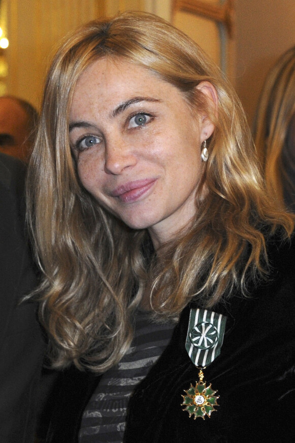 Emmanuelle Beart faite Officier de l'Ordre des Arts et des Lettres le 27 novembre 2012 à Paris