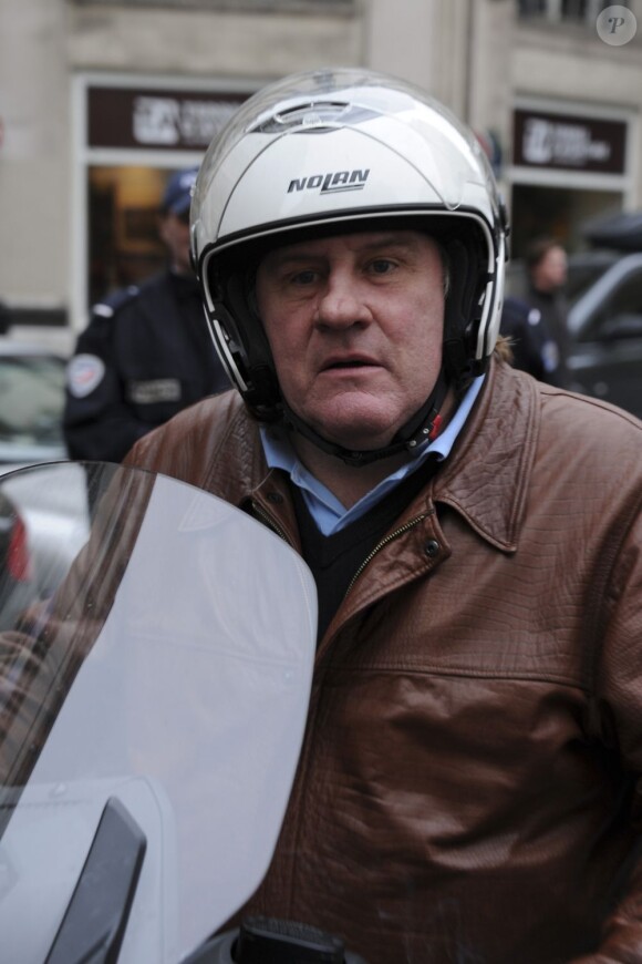Gérard Depardieu à scooter à Paris le 7 novembre 2012
