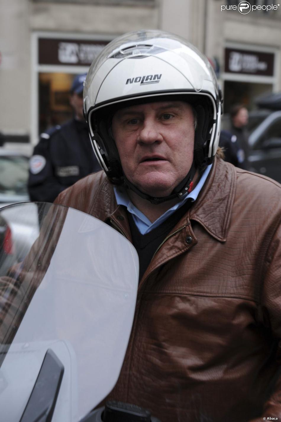 Gérard Depardieu à scooter à Paris le 7 novembre 2012