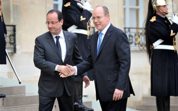 Le prince Albert II de Monaco rencontrait le 7 décembre 2012 le président de la République François Hollande lors d'une visite de travail à l'Elysée.