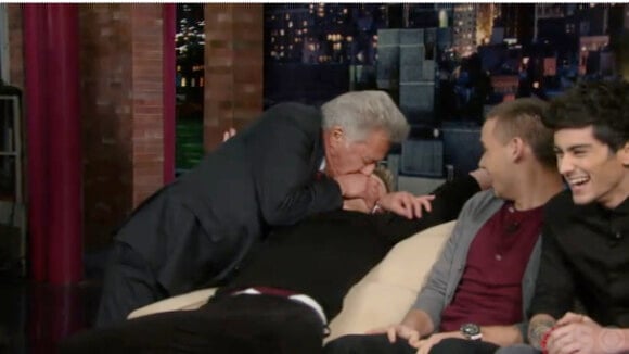 One Direction : Dustin Hoffman embrasse l'un des jeunes chanteurs sur la bouche